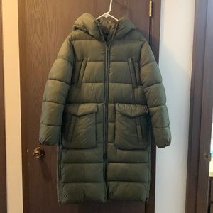 American Eagle green, long, puffer coat. Size MEDIUM but runs pretty big. New.